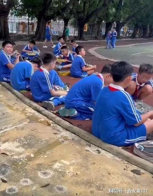 大学生在操场吃瓜视频,大学生操场“瓜”事录