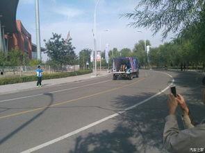 越野吃瓜群众被撞视频真实,越野车失控撞击吃瓜群众，现场画面触目惊心