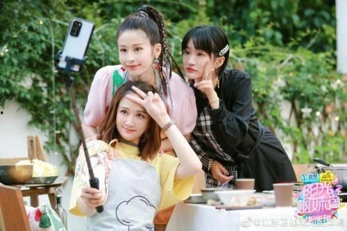 阳光姐妹淘吃瓜视频,揭秘吃瓜视频背后的故事与情感纠葛