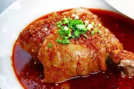 刘大瓜吃东坡肘子视频,美食之旅再现经典美味