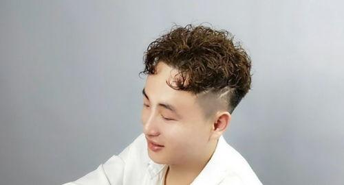 卷发男吃瓜视频,揭秘娱乐圈幕后故事