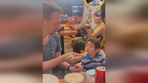 小男孩吃瓜喝茶视频播放,小男孩吃瓜喝茶萌态视频走红网络