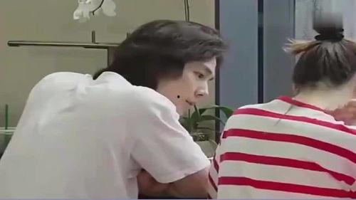 李承铉吃瓜现场视频播放,网友热议